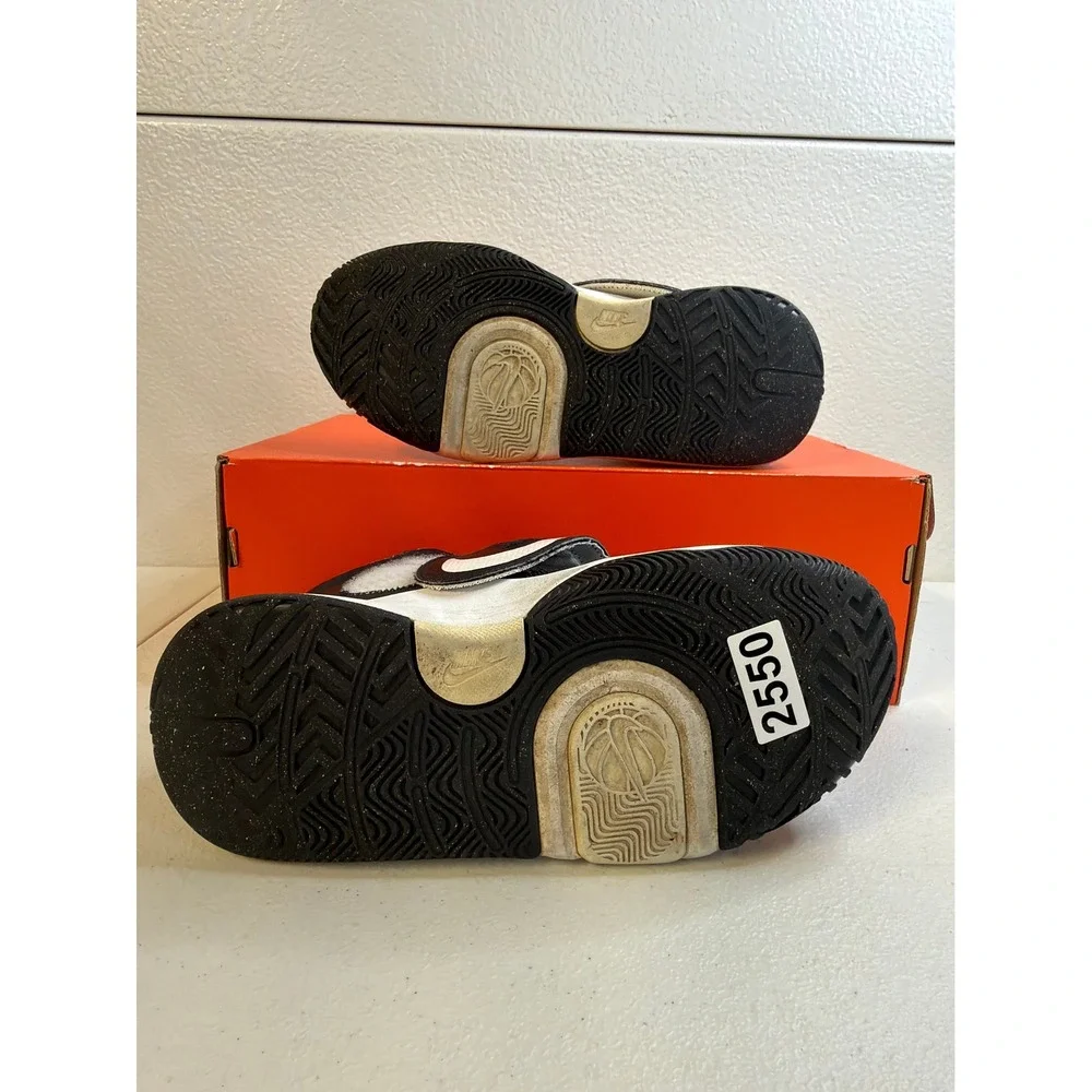 Nike Team Hustle D 11 Black White 6c #2550